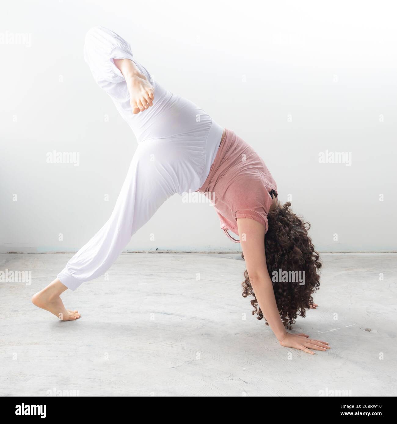 Un entraîneur de fitness s'étire en studio Banque D'Images