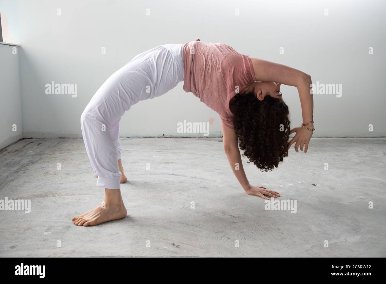 Un entraîneur de fitness s'étire en studio Banque D'Images