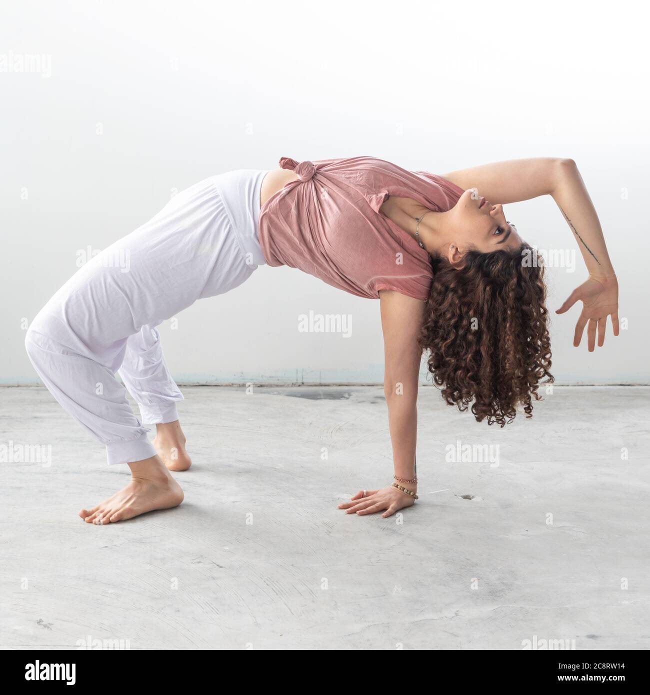 Un entraîneur de fitness s'étire en studio Banque D'Images