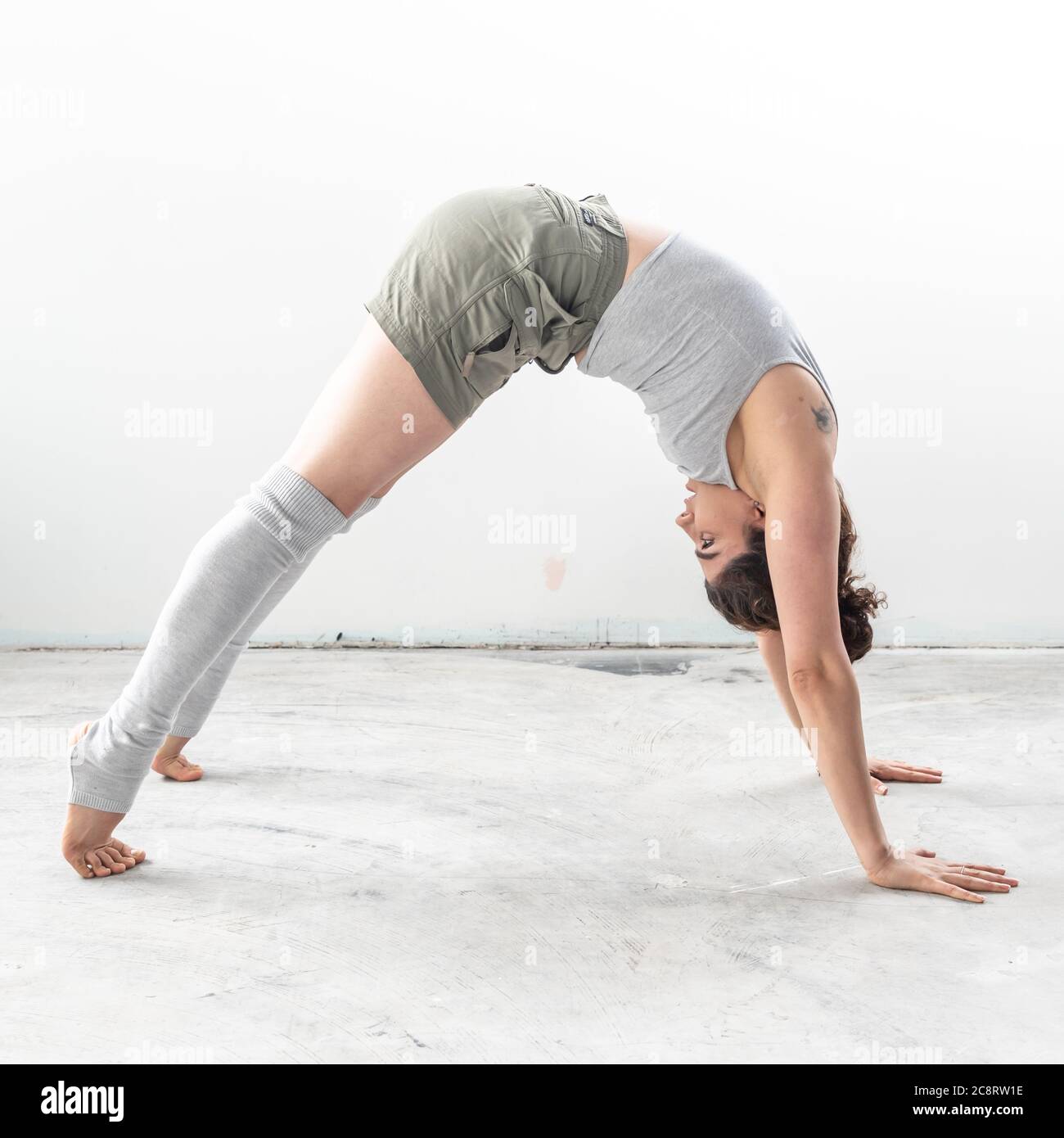 Un entraîneur de fitness s'étire en studio Banque D'Images