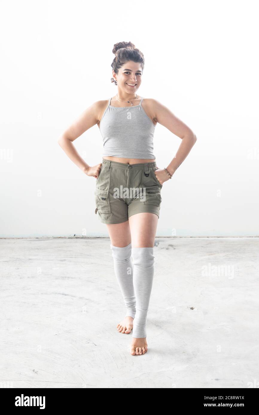 Un entraîneur de fitness s'étire en studio Banque D'Images