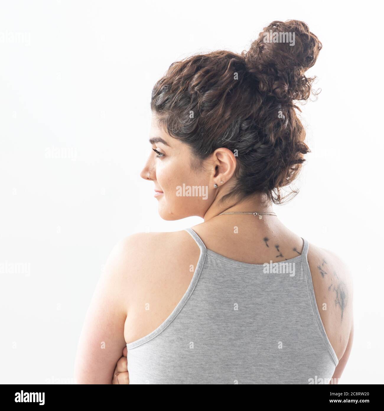 Un entraîneur de fitness s'étire en studio Banque D'Images