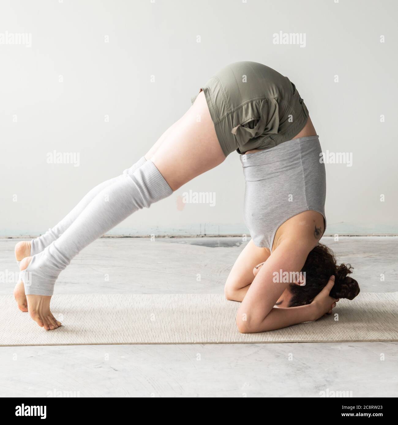 Un entraîneur de fitness s'étire en studio Banque D'Images