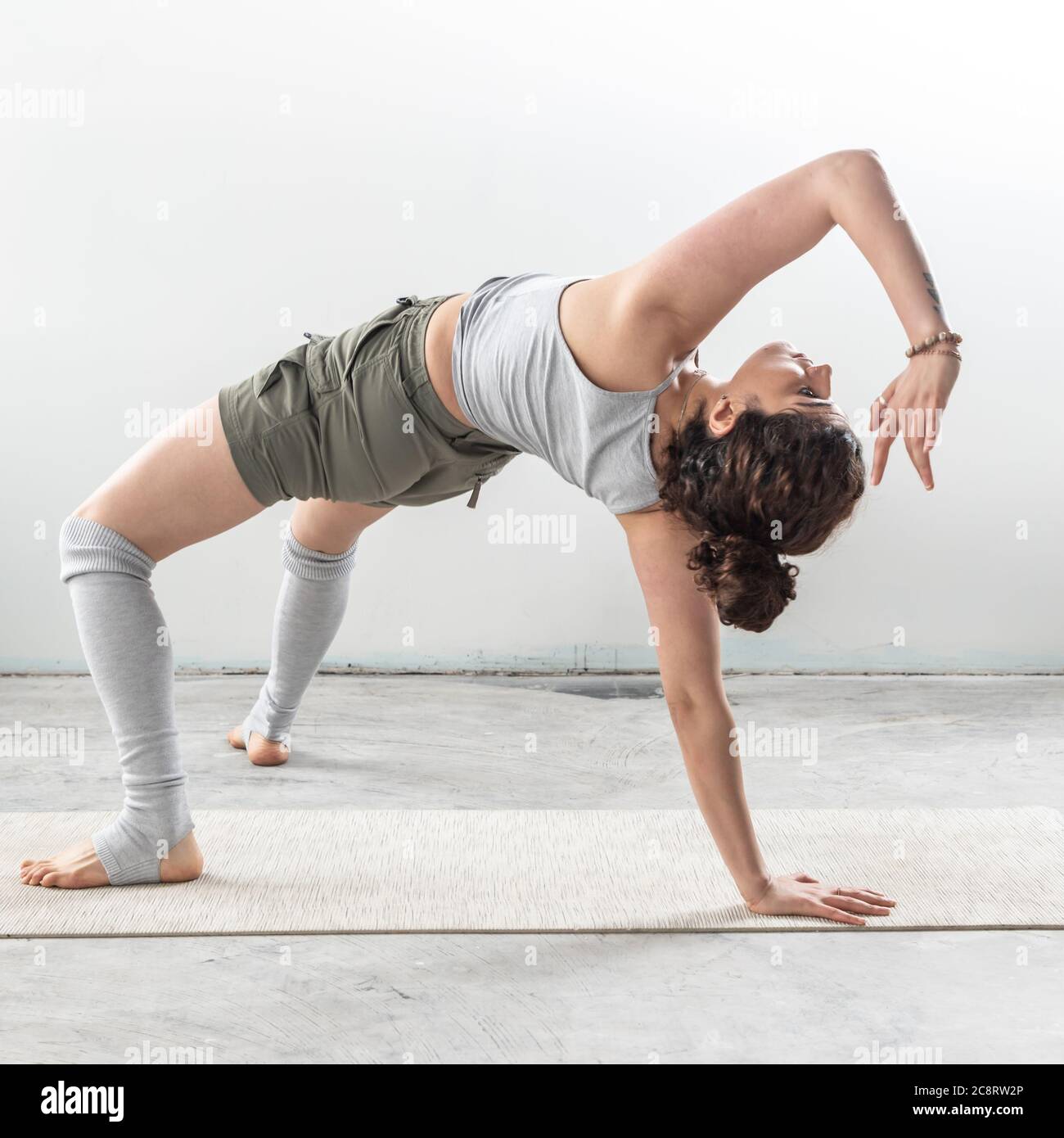 Un entraîneur de fitness s'étire en studio Banque D'Images