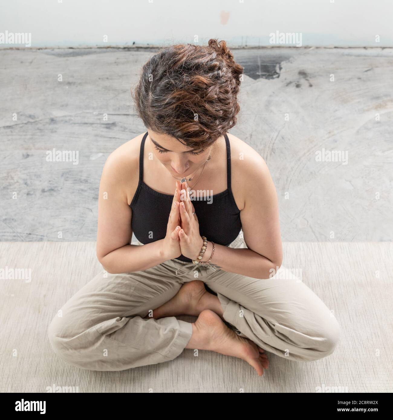 Un entraîneur de fitness s'étire en studio Banque D'Images