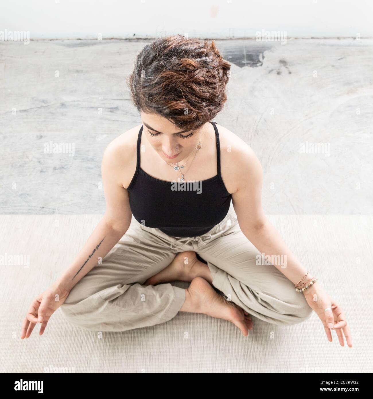 Un entraîneur de fitness s'étire en studio Banque D'Images