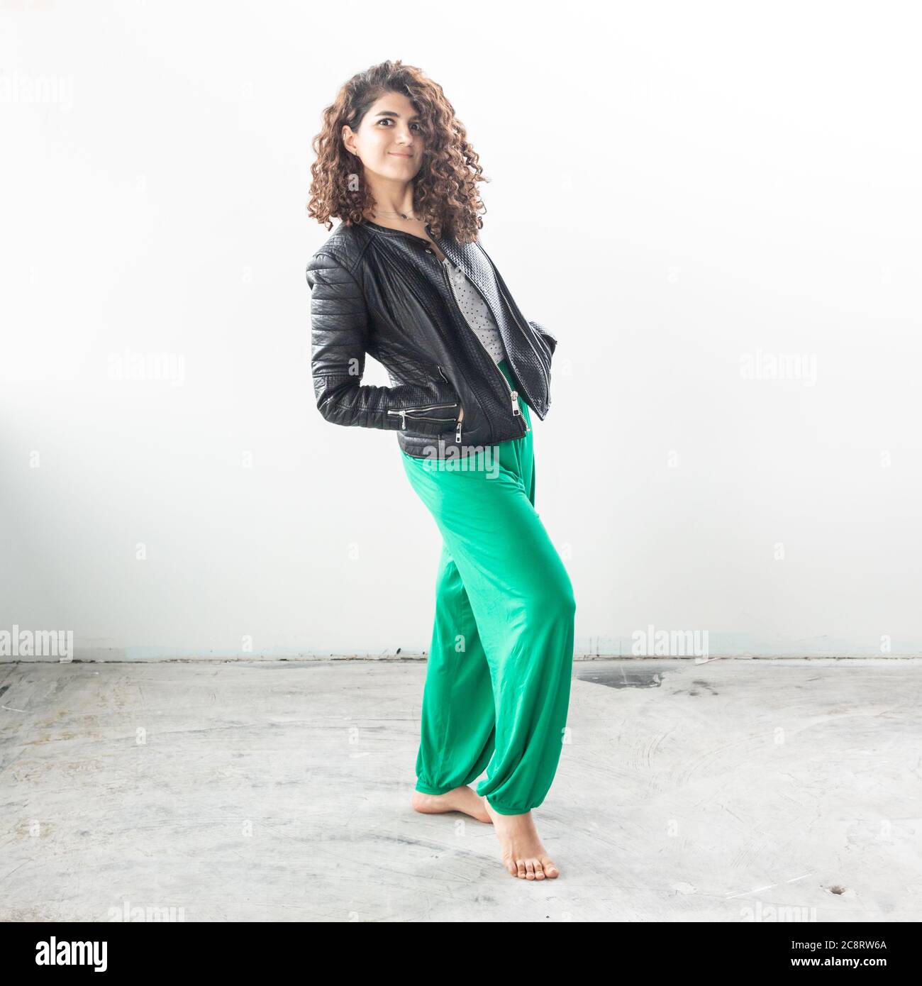 Un entraîneur de fitness s'étire en studio Banque D'Images