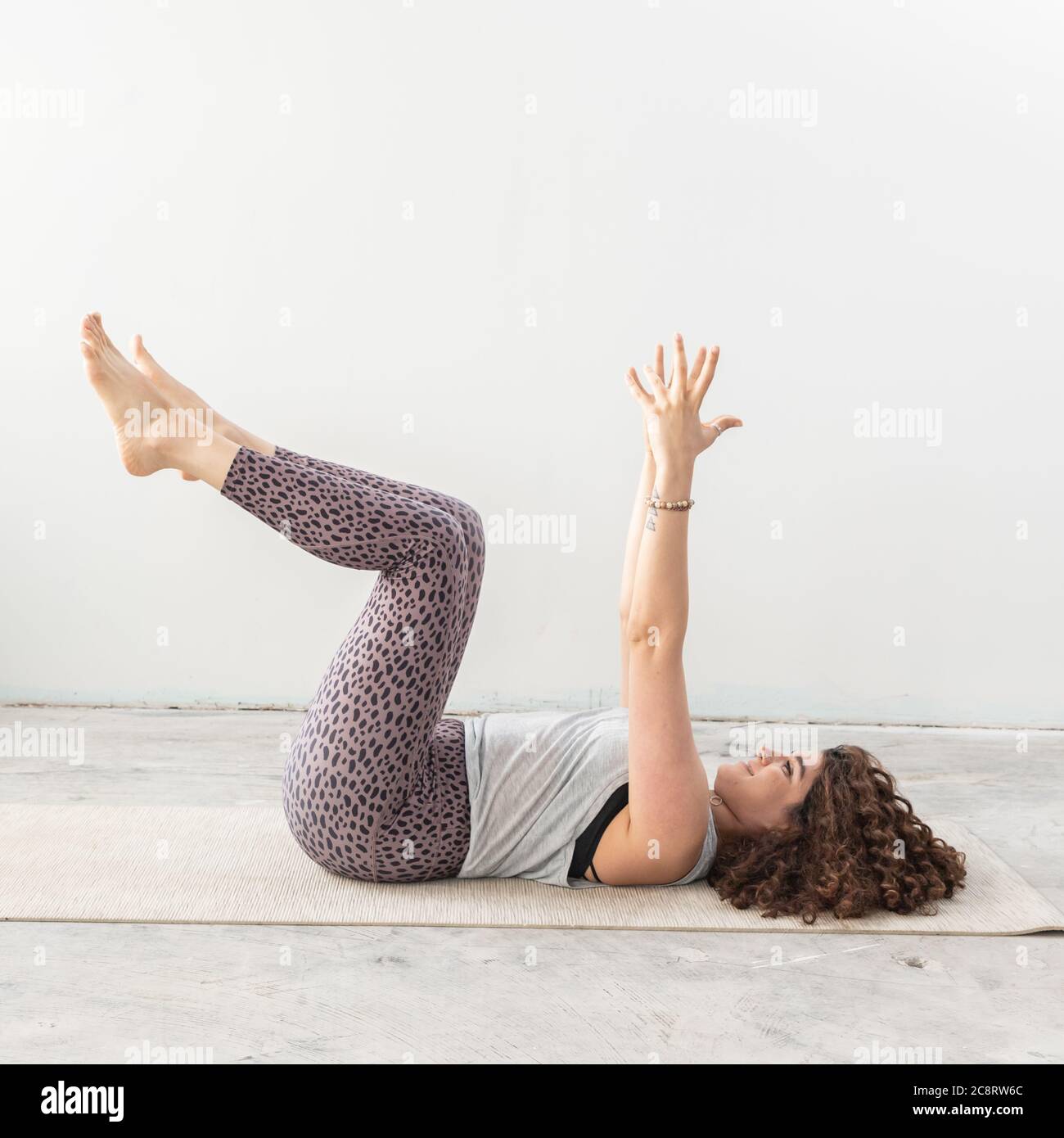 Un entraîneur de fitness s'étire en studio Banque D'Images