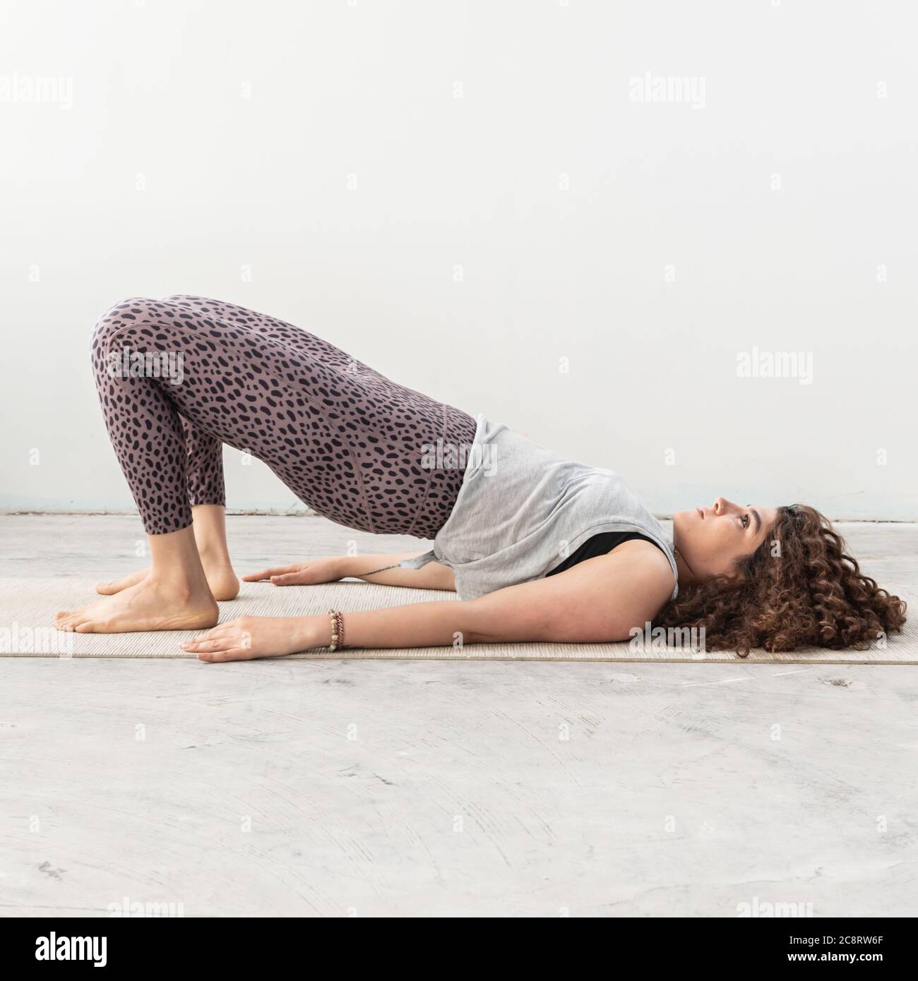 Un entraîneur de fitness s'étire en studio Banque D'Images