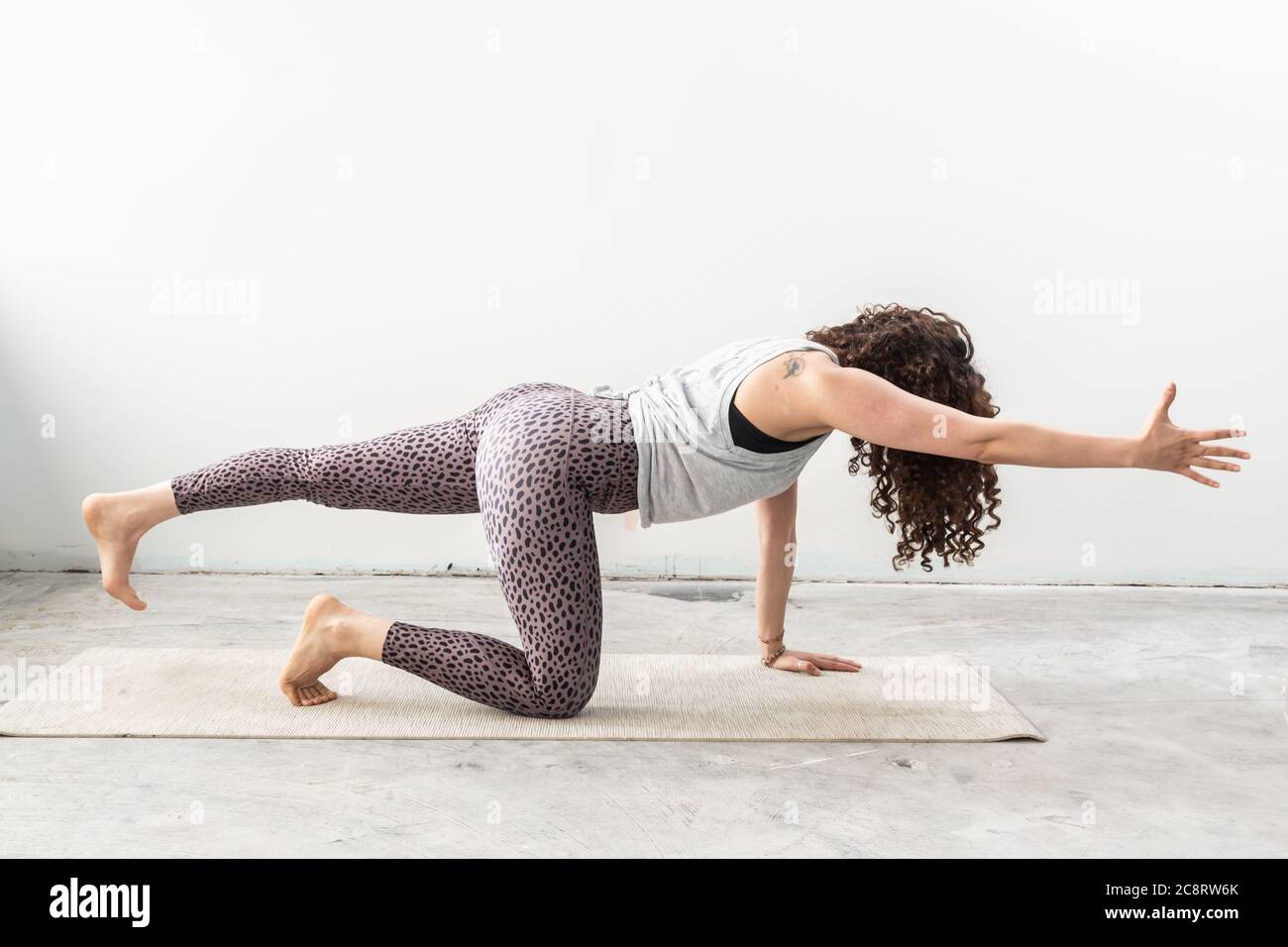 Un entraîneur de fitness s'étire en studio Banque D'Images