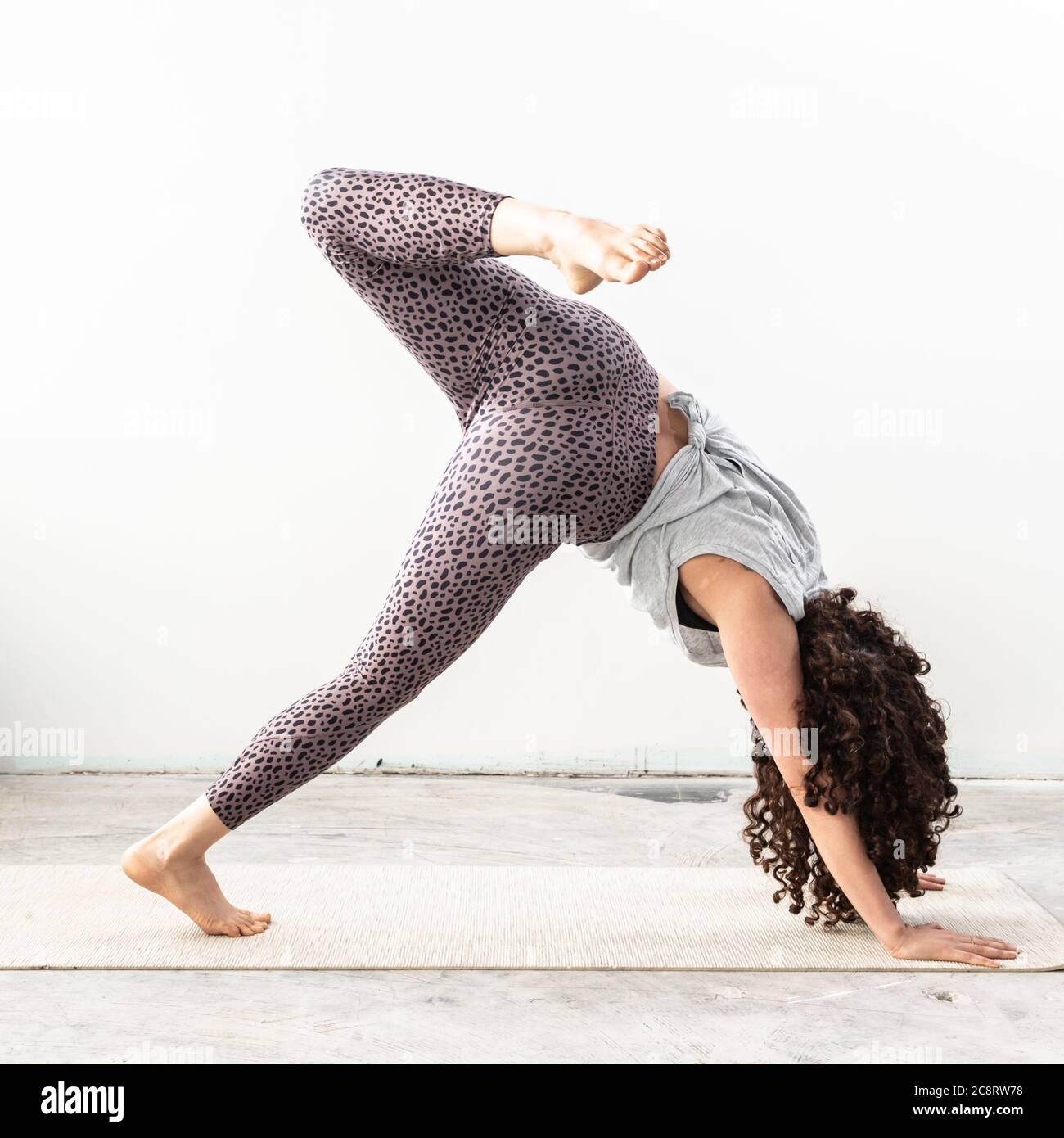 Un entraîneur de fitness s'étire en studio Banque D'Images