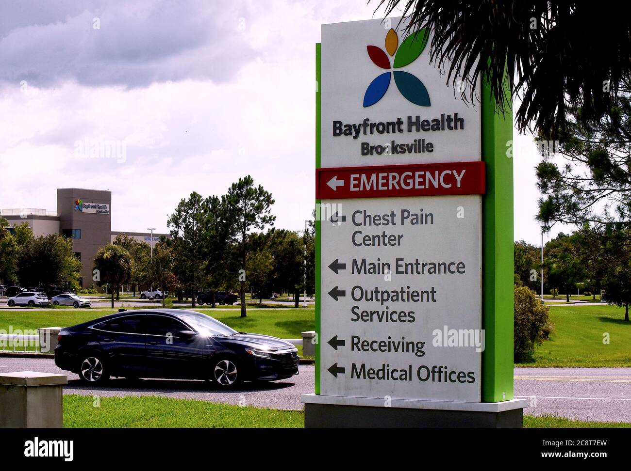 Brooksville, États-Unis. 26 juillet 2020. Vue sur l'entrée de l'hôpital Bayfront Health dans le comté de Hernando, l'un des 23 comtés de l'État de Floride qui n'a pas de lits pour adultes en soins intensifs. Les hôpitaux de Floride ont du mal à suivre le nombre croissant de patients atteints de COVID-19 dans un État qui a enregistré plus de 423,000 cas de coronavirus, juste après la Californie. Crédit : SOPA Images Limited/Alamy Live News Banque D'Images