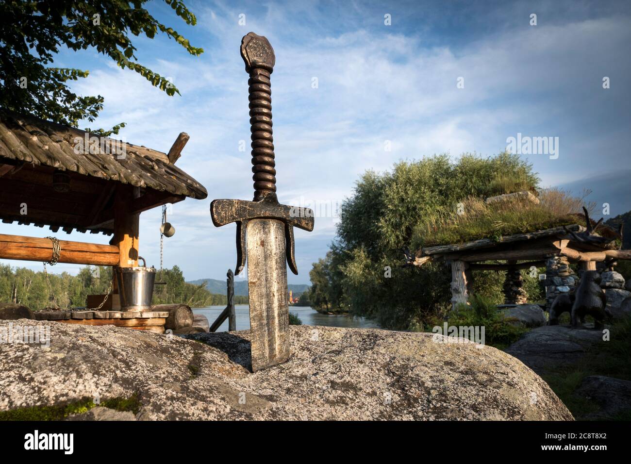 Célèbre épée excalibur du roi Arthur coincé dans le rocher. Armes de la légende Pro King Arthur. Banque D'Images