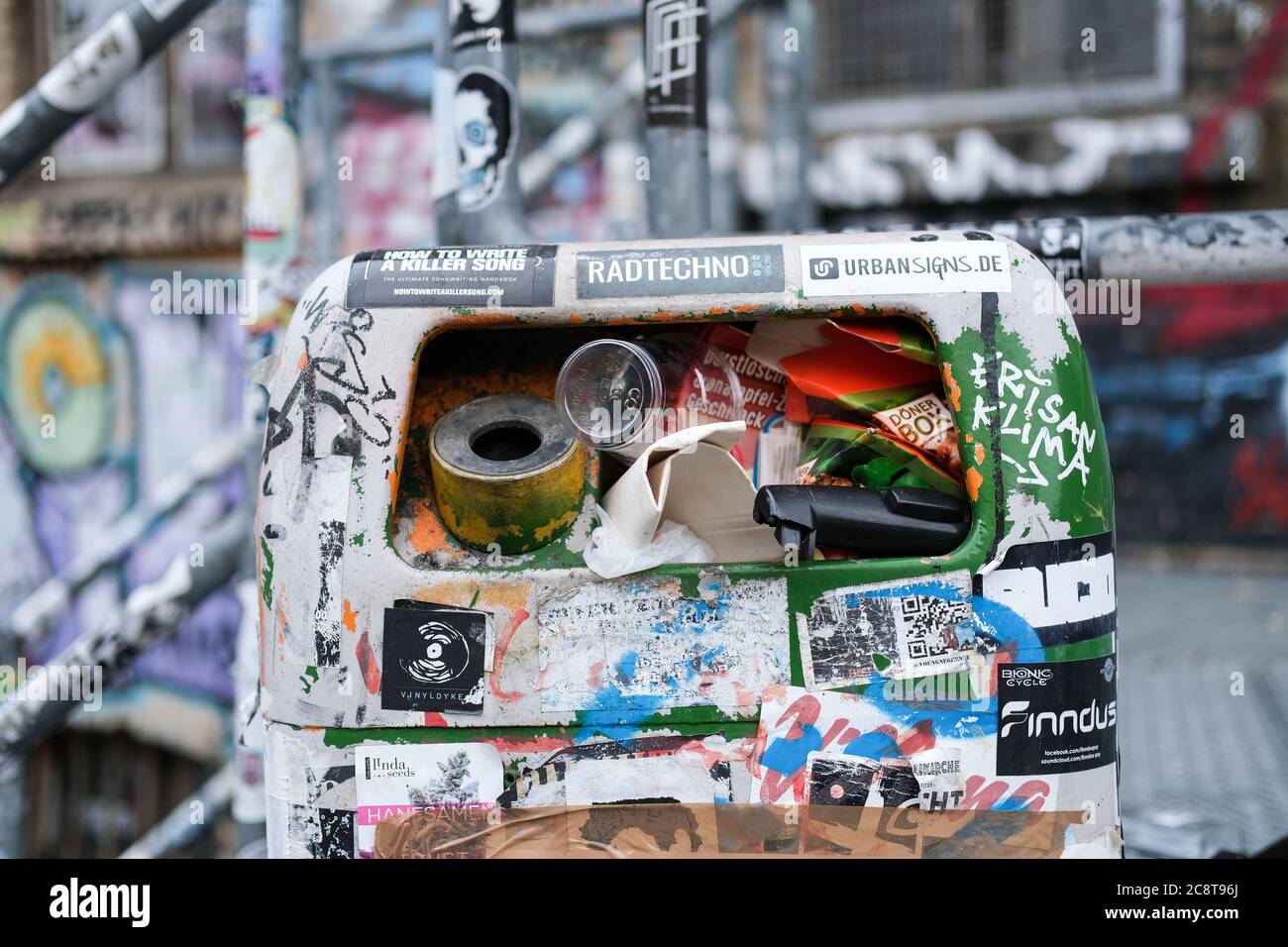 Berlin, Allemagne. 24 juillet 2020. Un panier de papier de rebut complet, collé et peint dans la Reevaler Strasse de Friedrichshain. C'est une zone de vie nocturne populaire pour les touristes. Credit: Jens Kalaene/dpa-Zentralbild/ZB/dpa/Alay Live News Banque D'Images