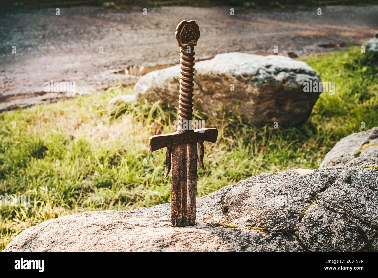 Célèbre épée excalibur du roi Arthur coincé dans le rocher. Armes de la légende Pro King Arthur. Banque D'Images