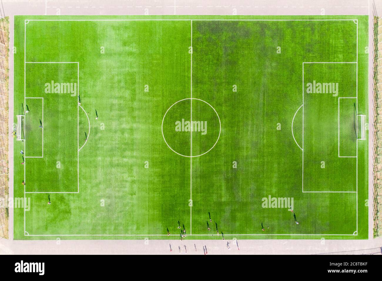 Vue De Dessus Sur Le Terrain De Football Le Terrain De Football Les Joueurs De Football Jouent Sur La Pelouse Tondue Du Stade Vue Aerienne Reelle Sur Le Terrain De Football Photo Vue De Dessus Sur Le Terrain De Football Le Terrain De Football Les Joueurs De Football Jouent Sur La Pelouse Tondue Du Stade Vue Aerienne Reelle Sur Le Terrain De Football Photo