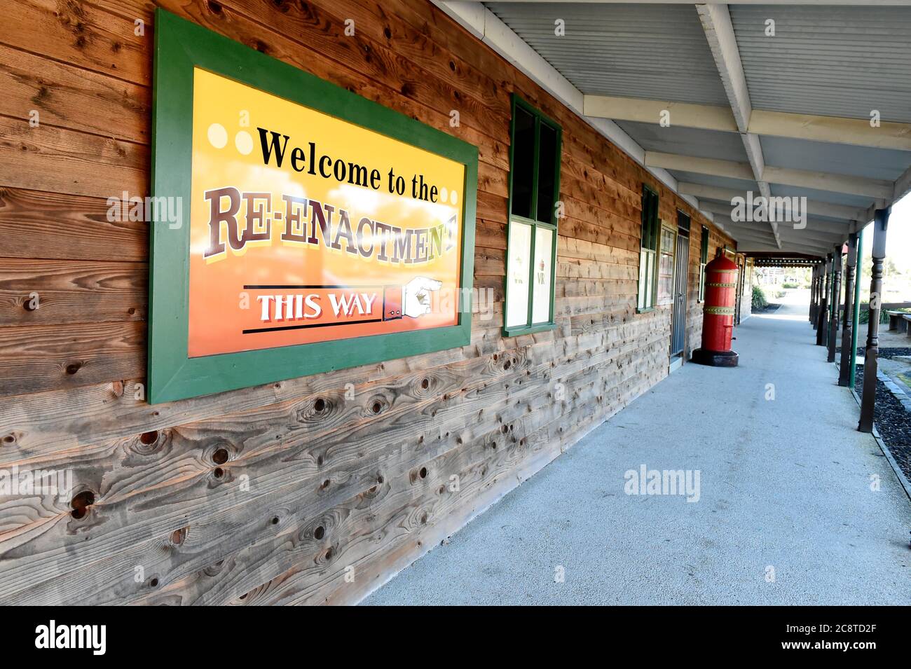 Glenrowan, Victoria. Une ancienne boîte postale australienne rouge vif s'élève à l'extérieur d'un bâtiment en bois dans la ville historique de Glenrowan, dans l'État de Victoria Banque D'Images