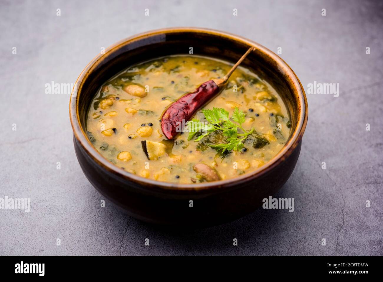 Recette saine de Daal Palak ou de Toor jaune d'Spinach Daal également connu sous le nom de Patal Bhaji en Inde, servi dans un bol Banque D'Images