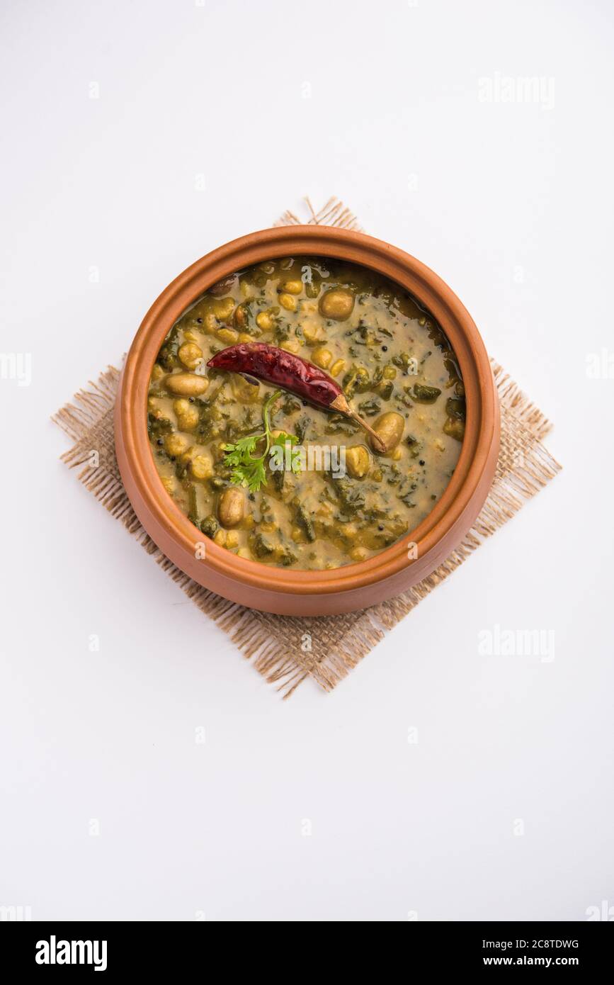 Recette saine de Daal Palak ou de Toor jaune d'Spinach Daal également connu sous le nom de Patal Bhaji en Inde, servi dans un bol Banque D'Images