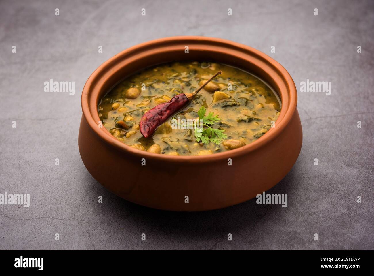 Recette saine de Daal Palak ou de Toor jaune d'Spinach Daal également connu sous le nom de Patal Bhaji en Inde, servi dans un bol Banque D'Images