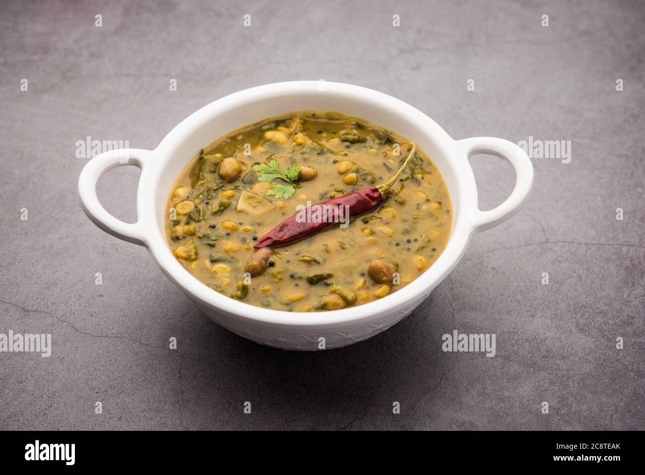 Recette saine de Daal Palak ou de Toor jaune d'Spinach Daal également connu sous le nom de Patal Bhaji en Inde, servi dans un bol Banque D'Images