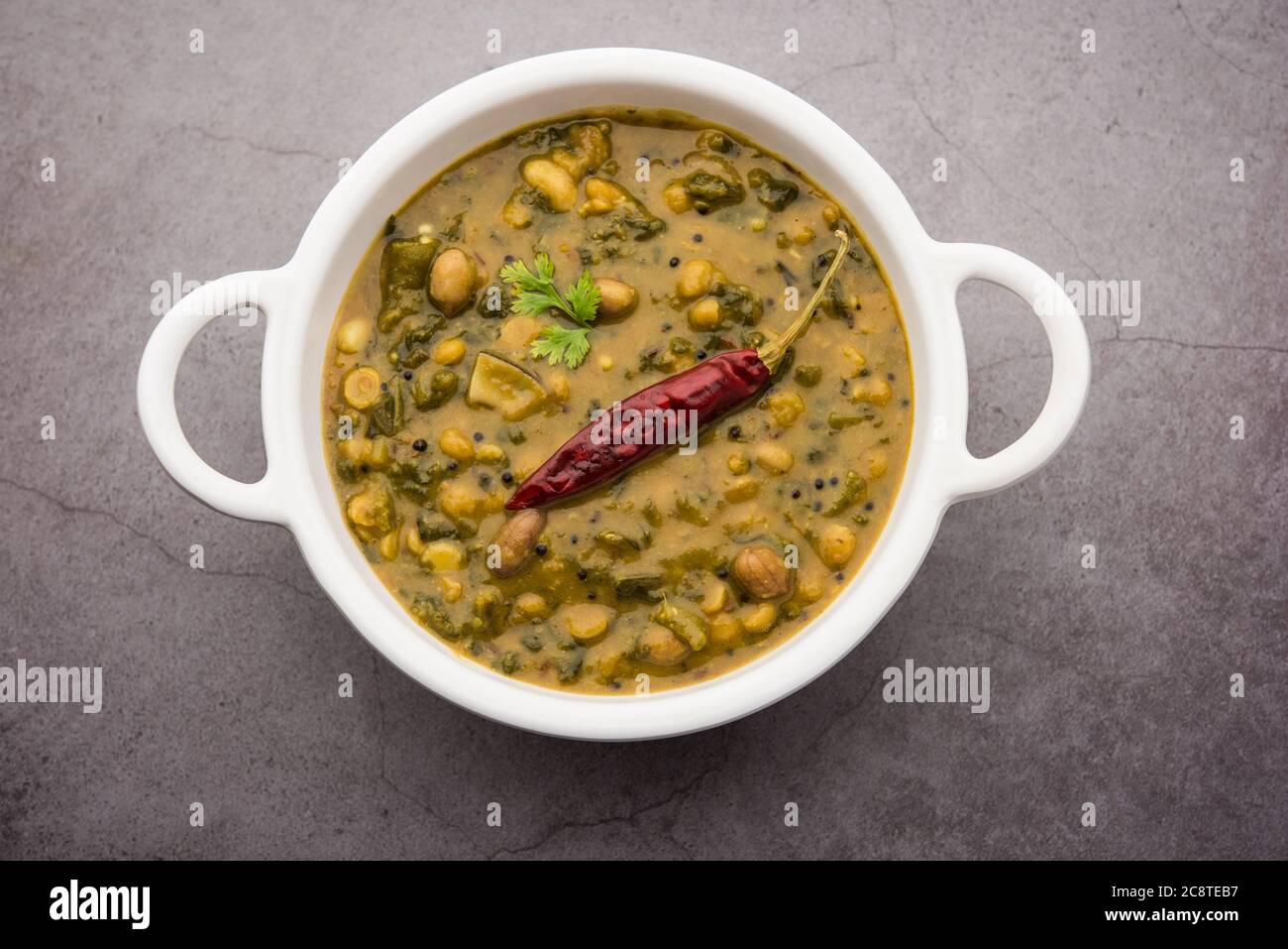 Recette saine de Daal Palak ou de Toor jaune d'Spinach Daal également connu sous le nom de Patal Bhaji en Inde, servi dans un bol Banque D'Images