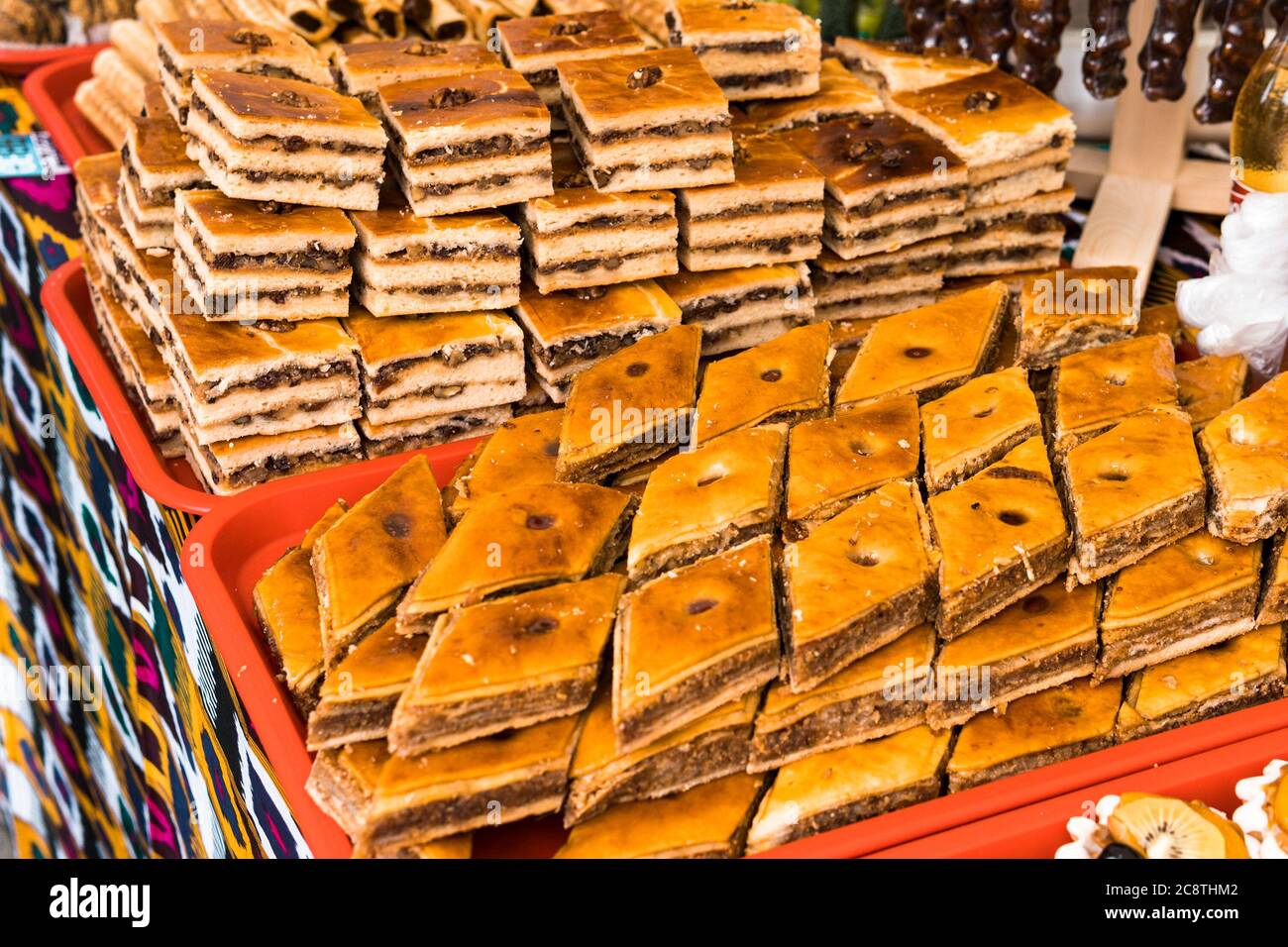 Biscuits traditionnels ouzbek sucrés aux noix. Bonbons orientaux sur le marché Banque D'Images