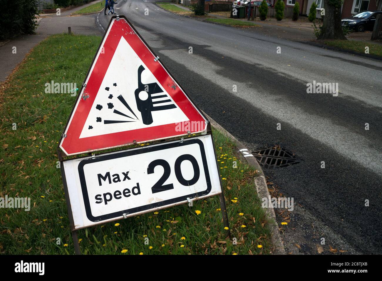 Panneau vitesse max 20 sur une route avec des éclats de pierre lâches, Warwick, Royaume-Uni Banque D'Images