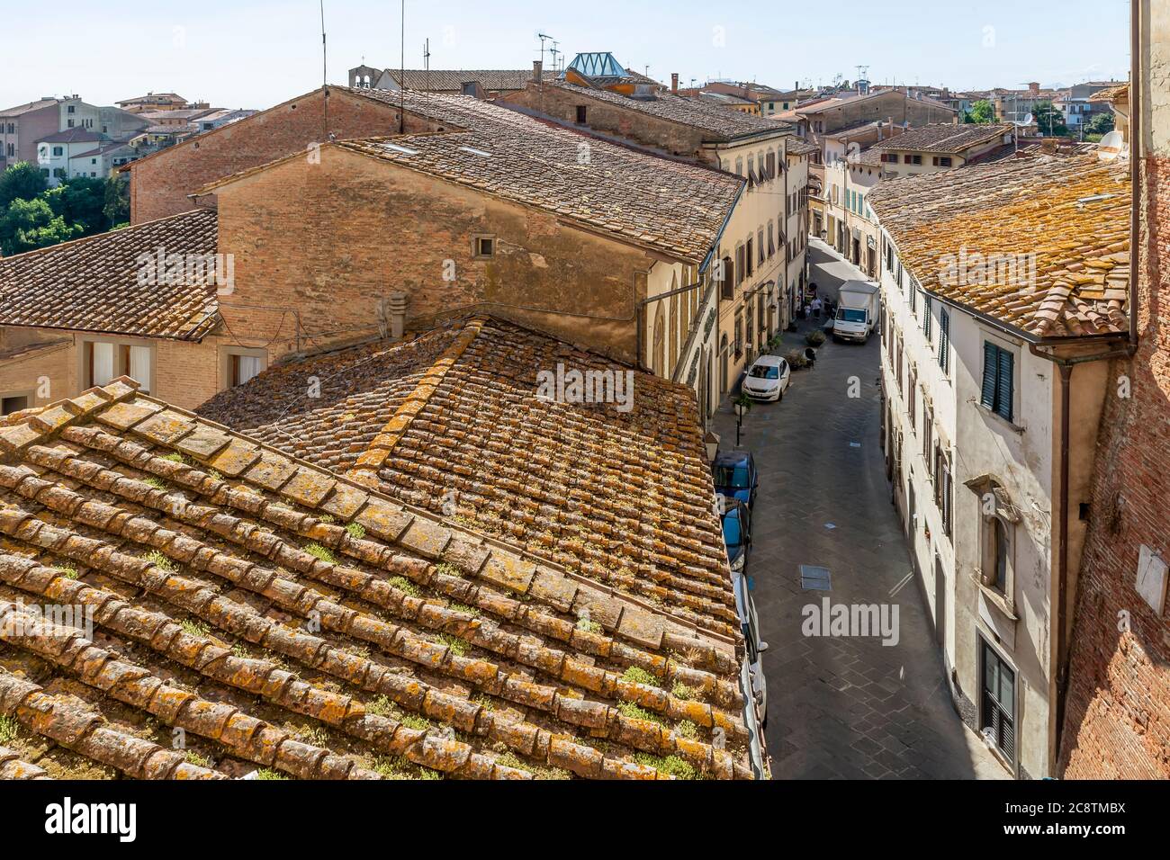 Vue aérienne des toits dans le centre historique de San Miniato Pise, Italie, par une journée ensoleillée Banque D'Images