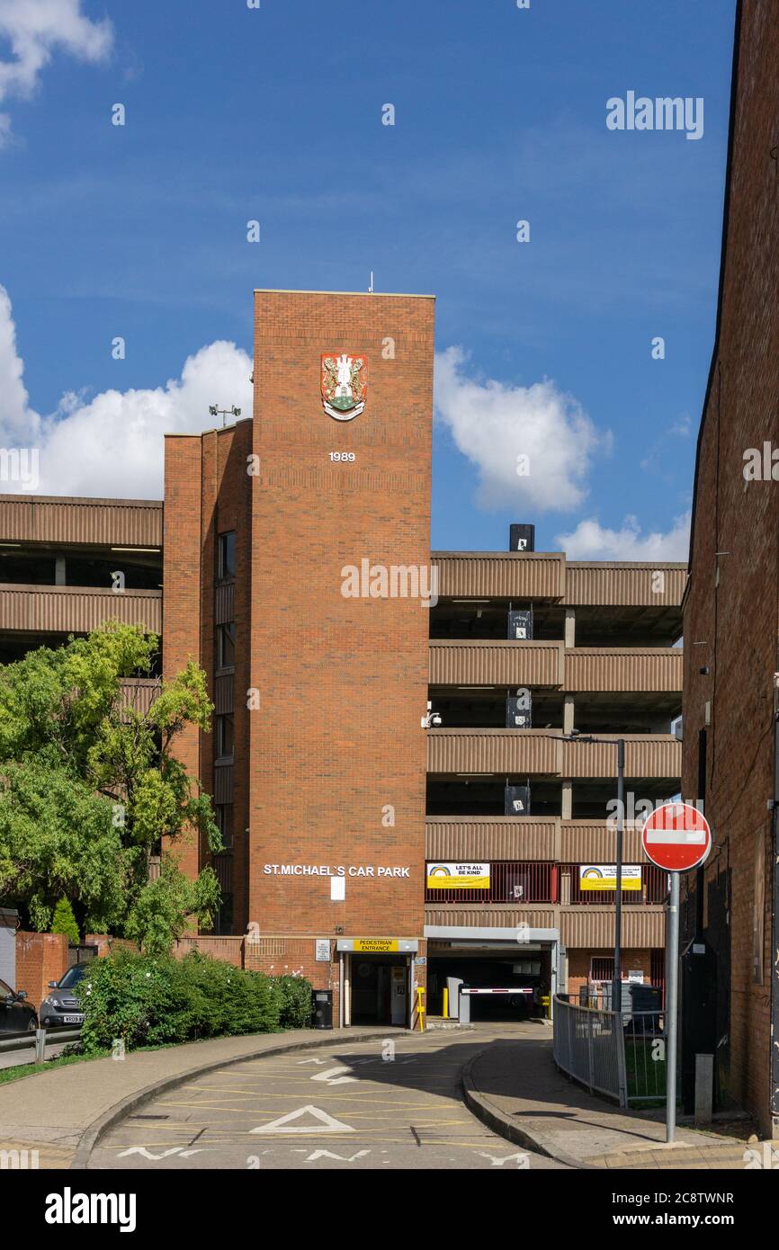 Parking municipal de St Michaels, Northampton, Royaume-Uni ; un parking typique des années 60 en brique et béton dans le style brutaliste. Banque D'Images
