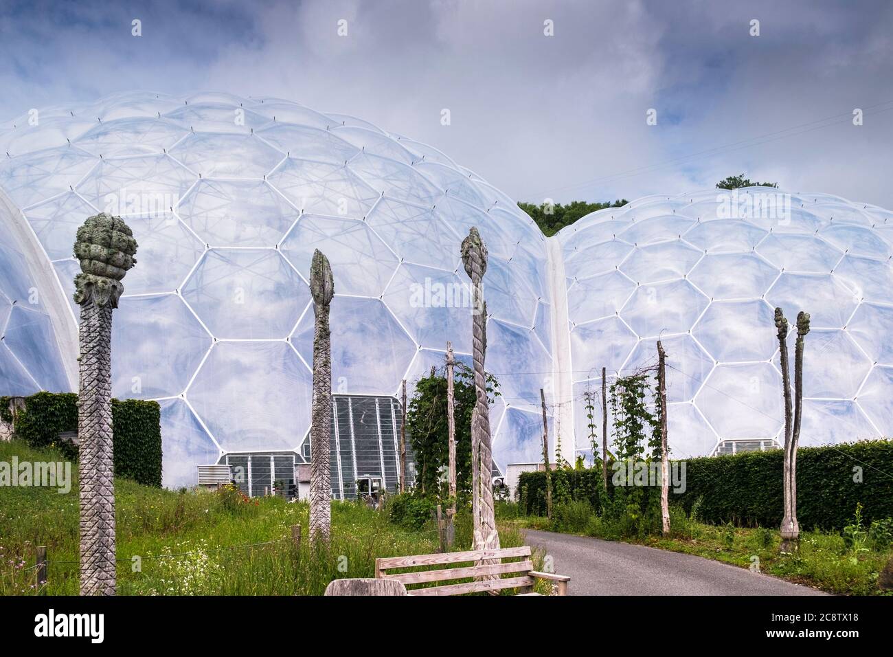 Sculptures en bois sculptées à l'extérieur du biome de la forêt tropicale à l'Eden Project près de St Austell, dans les Cornouailles. Banque D'Images