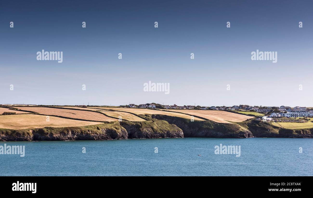 Vue panoramique sur les terres agricoles de la côte à Crantock, à Newquay, en Cornouailles. Banque D'Images