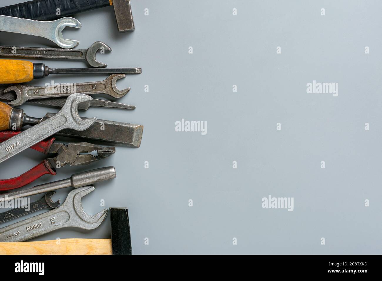 Happy Labor Day concept Groupe de construction outils à la maison - marteau, scie, tournevis, mètre, pince, clé, burin sur fond gris carte de vacances Haut Banque D'Images