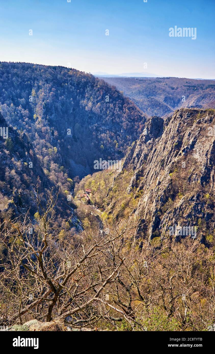 Vue depuis les montagnes dans une vallée. Banque D'Images