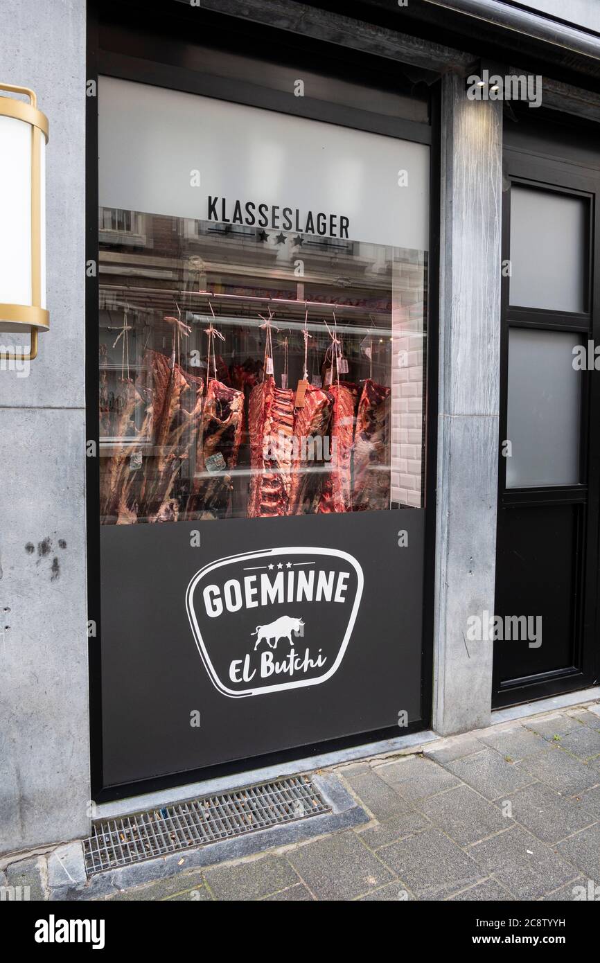 Anvers, Belgique, le 19 juillet 2020, le boucher pend son boeuf pour mûrir devant la fenêtre latérale de la rue Banque D'Images