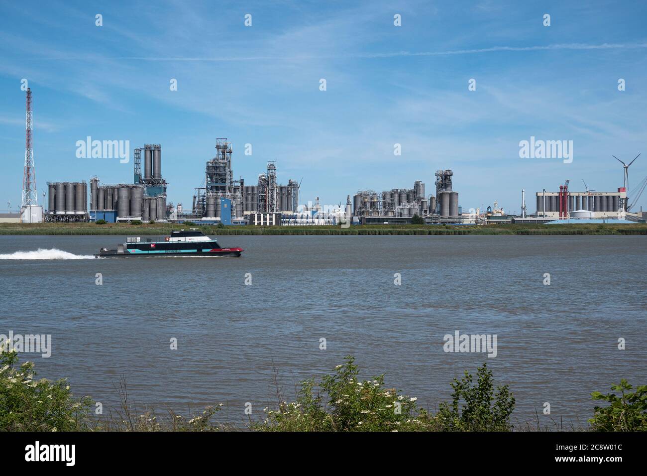 Anvers, Belgique, 31 mai 2020, zone industrielle d'Anvers sur la rive droite, photo prise sur la rive gauche Banque D'Images