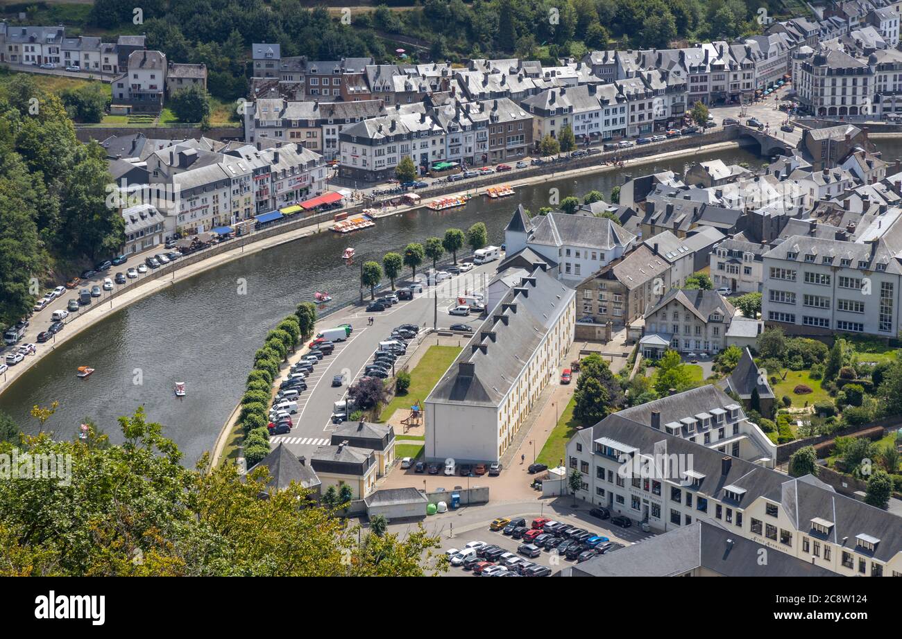 Bouillon, Belgique - juillet 17 2020 : vue sur la ville de Bouillon et les semois dans les Ardennes belges. La ville est célèbre pour son château médiéval et Banque D'Images