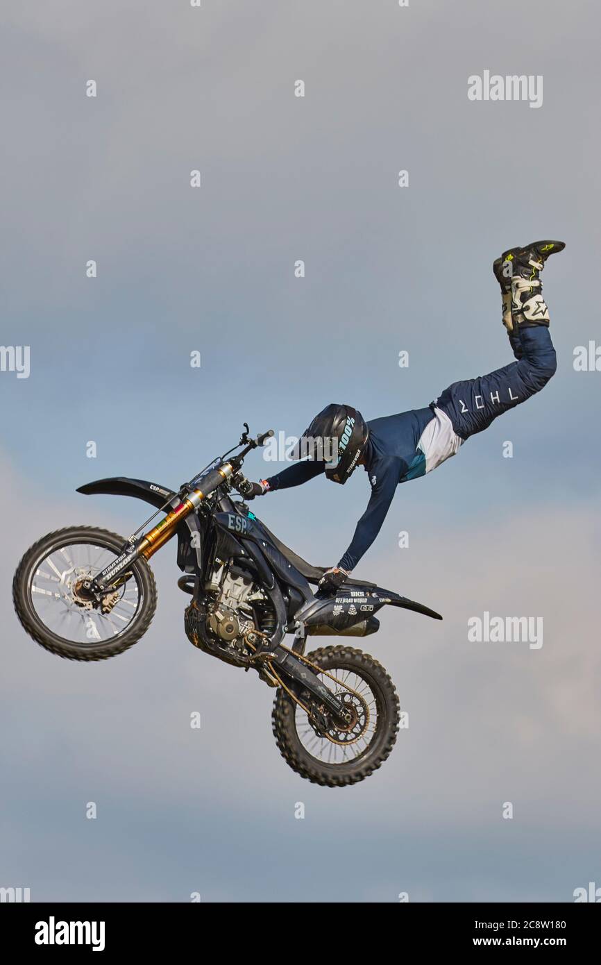 Spectacle de moto cascadeur Banque de photographies et d'images à haute  résolution - Alamy