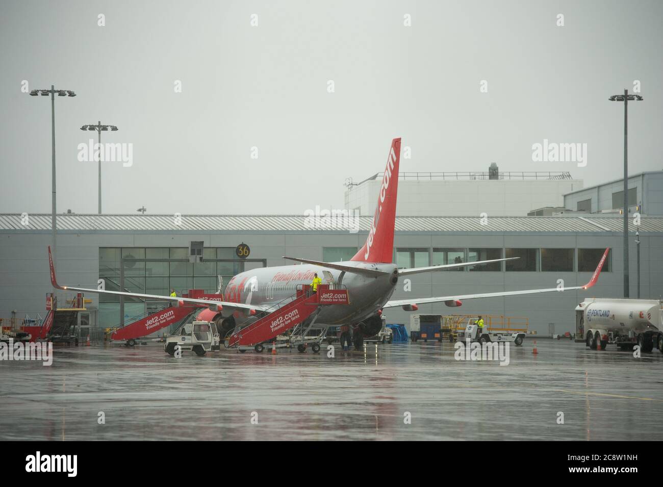 Glasgow, Écosse, Royaume-Uni. 27 juillet 2020. Photo : Jet2 Airlines a vu partir pour l'Espagne. Après la levée des restrictions de voyage par le gouvernement écossais la semaine dernière, le gouvernement écossais a annoncé à nouveau à partir de 00 h 01 ce matin que tous les vols à destination de l'Écosse en provenance d'Espagne auraient besoin d'une période de quarantaine de 14 jours. Jet2 Airlines continue de voyager en Espagne malgré les nouvelles restrictions de voyage. Crédit : Colin Fisher/Alay Live News Banque D'Images