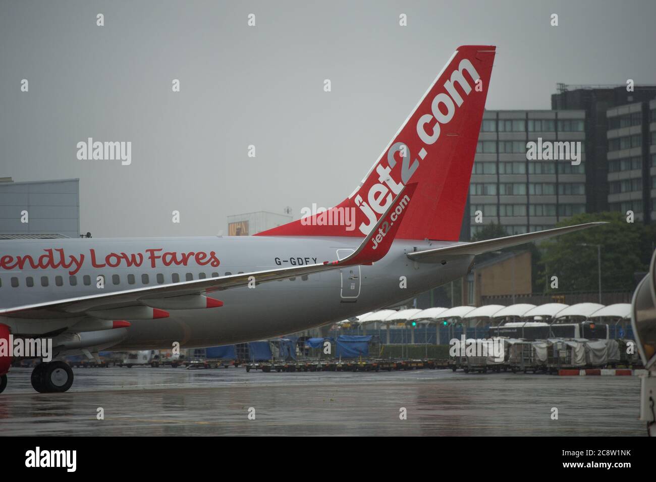 Glasgow, Écosse, Royaume-Uni. 27 juillet 2020. Photo : Jet2 Airlines a vu partir pour l'Espagne. Après la levée des restrictions de voyage par le gouvernement écossais la semaine dernière, le gouvernement écossais a annoncé à nouveau à partir de 00 h 01 ce matin que tous les vols à destination de l'Écosse en provenance d'Espagne auraient besoin d'une période de quarantaine de 14 jours. Jet2 Airlines continue de voyager en Espagne malgré les nouvelles restrictions de voyage. Crédit : Colin Fisher/Alay Live News Banque D'Images