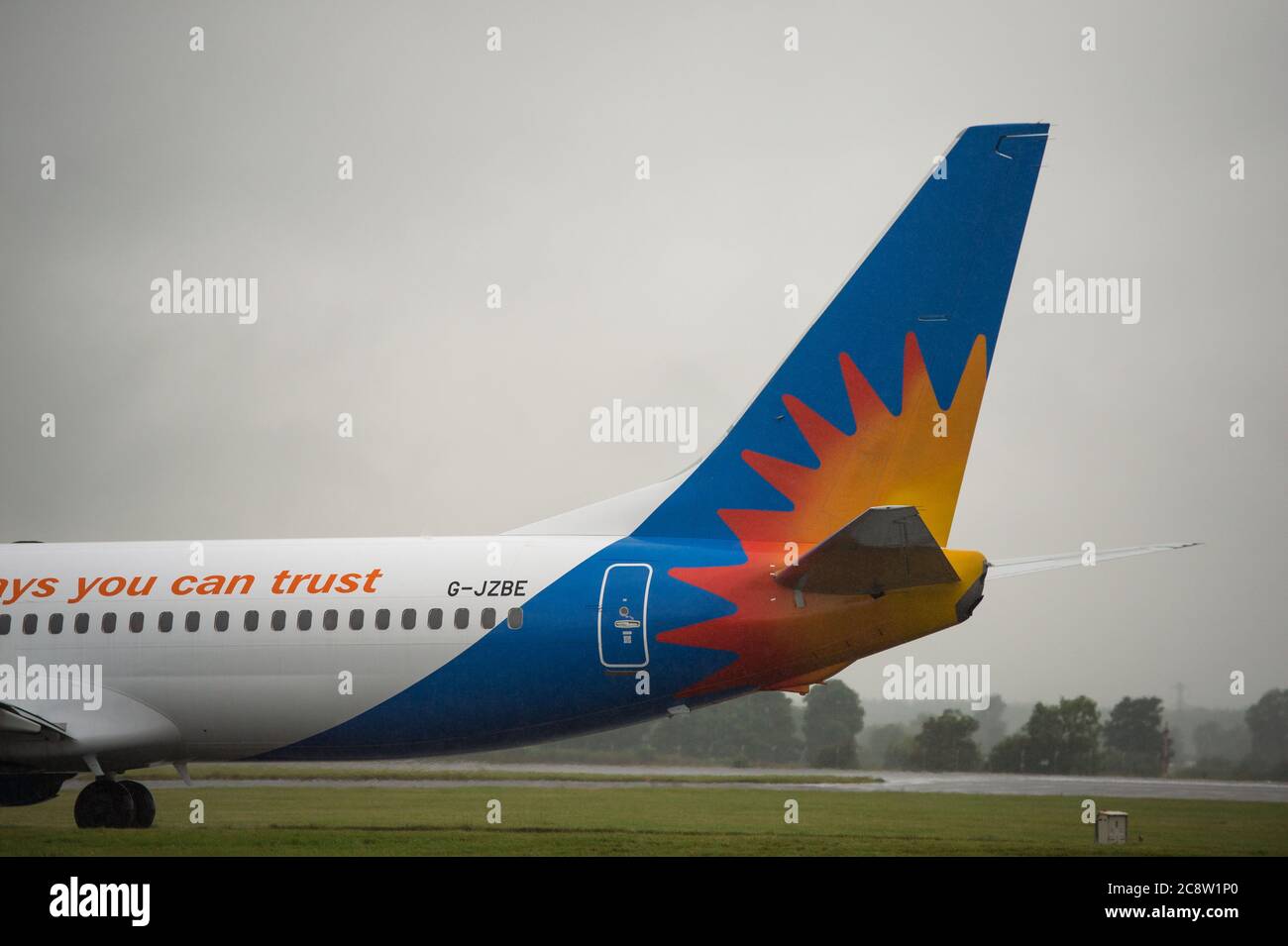 Glasgow, Écosse, Royaume-Uni. 27 juillet 2020. Photo : Jet2 Airlines a vu partir pour l'Espagne. Après la levée des restrictions de voyage par le gouvernement écossais la semaine dernière, le gouvernement écossais a annoncé à nouveau à partir de 00 h 01 ce matin que tous les vols à destination de l'Écosse en provenance d'Espagne auraient besoin d'une période de quarantaine de 14 jours. Jet2 Airlines continue de voyager en Espagne malgré les nouvelles restrictions de voyage. Crédit : Colin Fisher/Alay Live News Banque D'Images