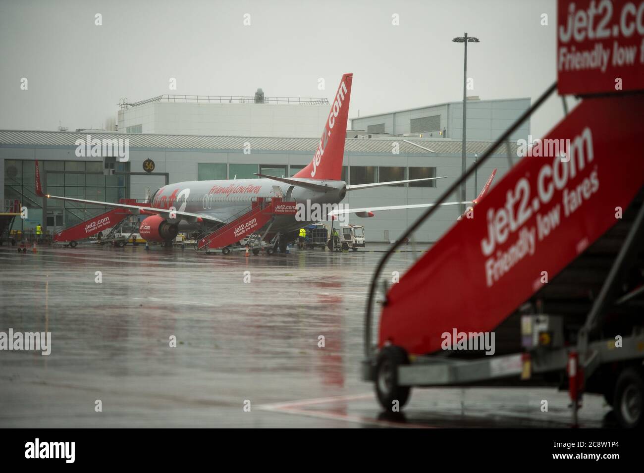 Glasgow, Écosse, Royaume-Uni. 27 juillet 2020. Photo : Jet2 Airlines a vu partir pour l'Espagne. Après la levée des restrictions de voyage par le gouvernement écossais la semaine dernière, le gouvernement écossais a annoncé à nouveau à partir de 00 h 01 ce matin que tous les vols à destination de l'Écosse en provenance d'Espagne auraient besoin d'une période de quarantaine de 14 jours. Jet2 Airlines continue de voyager en Espagne malgré les nouvelles restrictions de voyage. Crédit : Colin Fisher/Alay Live News Banque D'Images