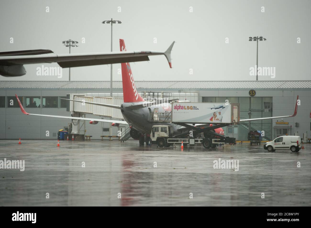 Glasgow, Écosse, Royaume-Uni. 27 juillet 2020. Photo : Jet2 Airlines a vu partir pour l'Espagne. Après la levée des restrictions de voyage par le gouvernement écossais la semaine dernière, le gouvernement écossais a annoncé à nouveau à partir de 00 h 01 ce matin que tous les vols à destination de l'Écosse en provenance d'Espagne auraient besoin d'une période de quarantaine de 14 jours. Jet2 Airlines continue de voyager en Espagne malgré les nouvelles restrictions de voyage. Crédit : Colin Fisher/Alay Live News Banque D'Images