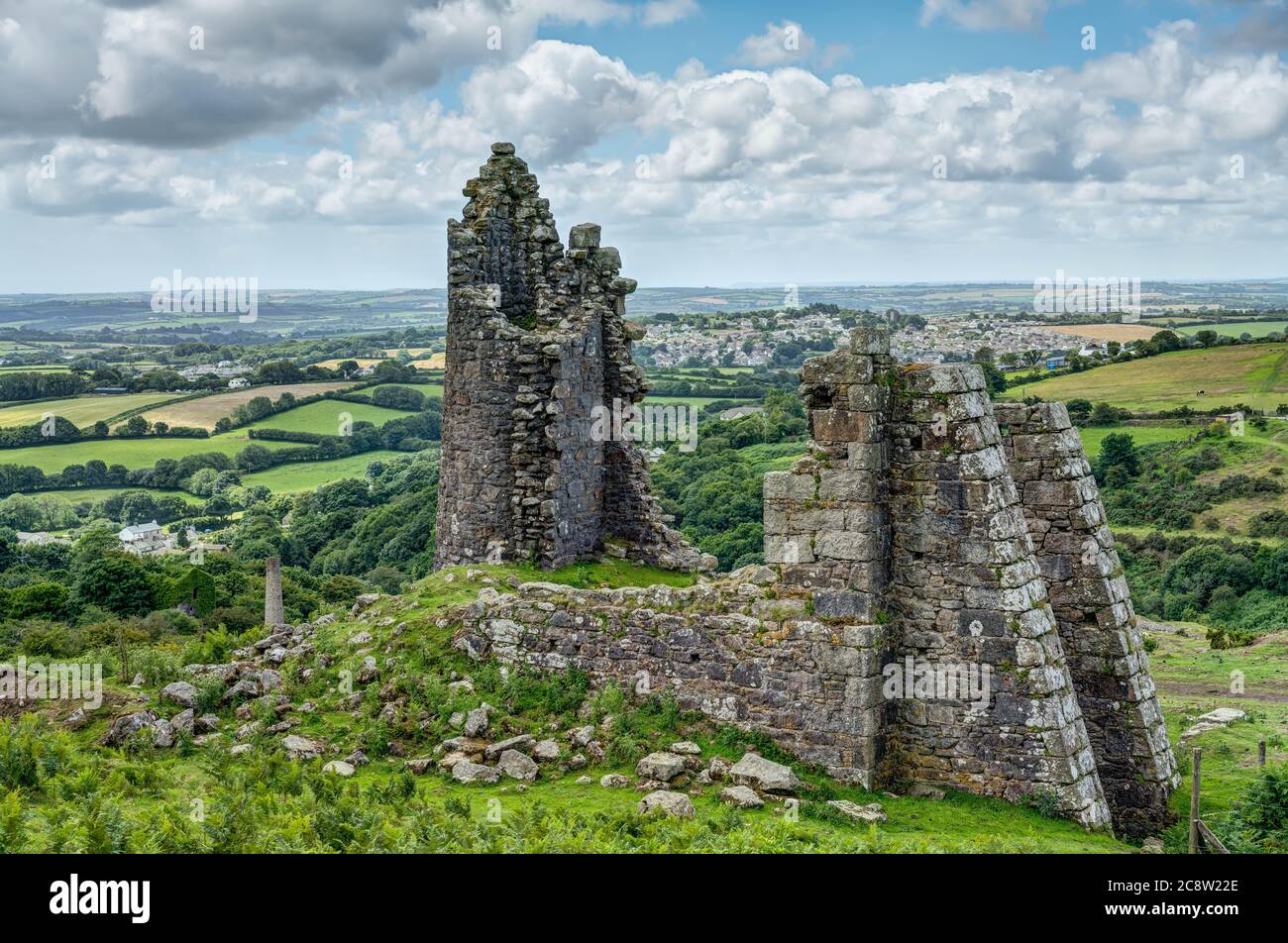 Les Minions font partie de l'héritage Cornmures de l'exploitation minière de l'étain et du cuivre sur Bodmin Moor, il s'agit des vestiges d'une maison de moteur avec St Cleer en arrière-plan. Banque D'Images