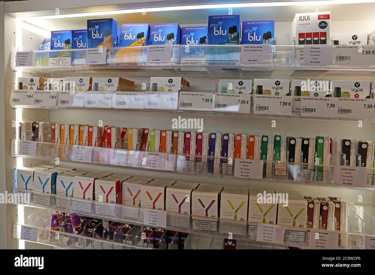 E-cigarettes ou liquides dans un magasin Banque D'Images