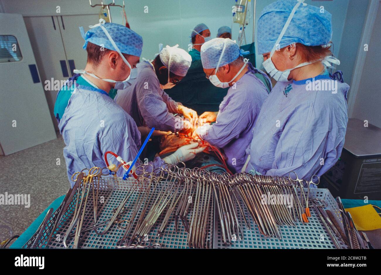 Plateau d'instruments chirurgicaux dans la zone stérile d'un bloc opératoire Banque D'Images