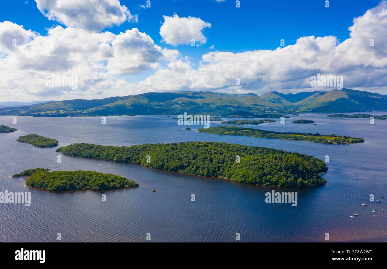 Vue aérienne des îles du Loch Lomond. Clairinsh, Inchcaillloch et Inchfad, les plus proches, dans le Loch Lomond et le parc national des Trossachs, en Écosse, au Royaume-Uni Banque D'Images