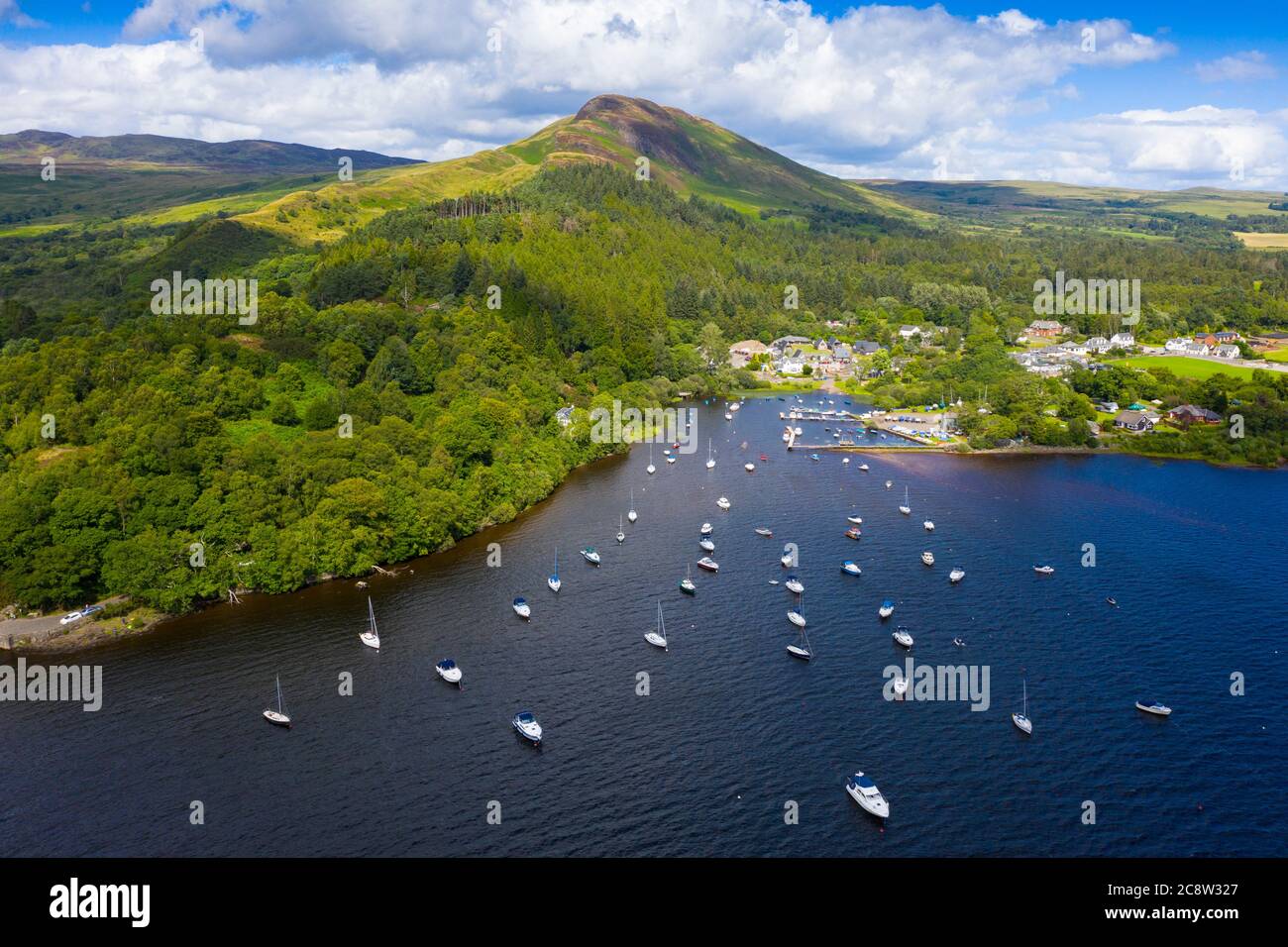 Vue aérienne du village de Balmaha et de Conic Hill sur les rives du Loch Lomond dans le Loch Lomond et du parc national des Trossachs, Écosse, Royaume-Uni Banque D'Images