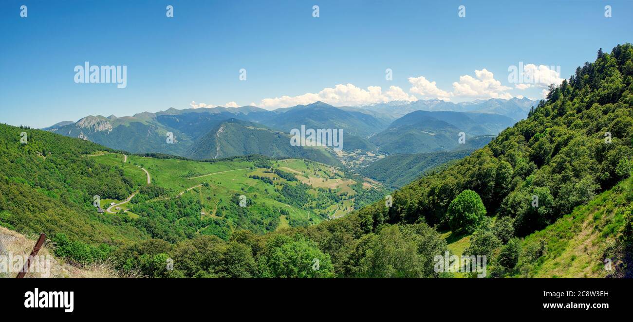 Vue sur la vallée de l'Aure dans les Pyrénées françaises Banque D'Images