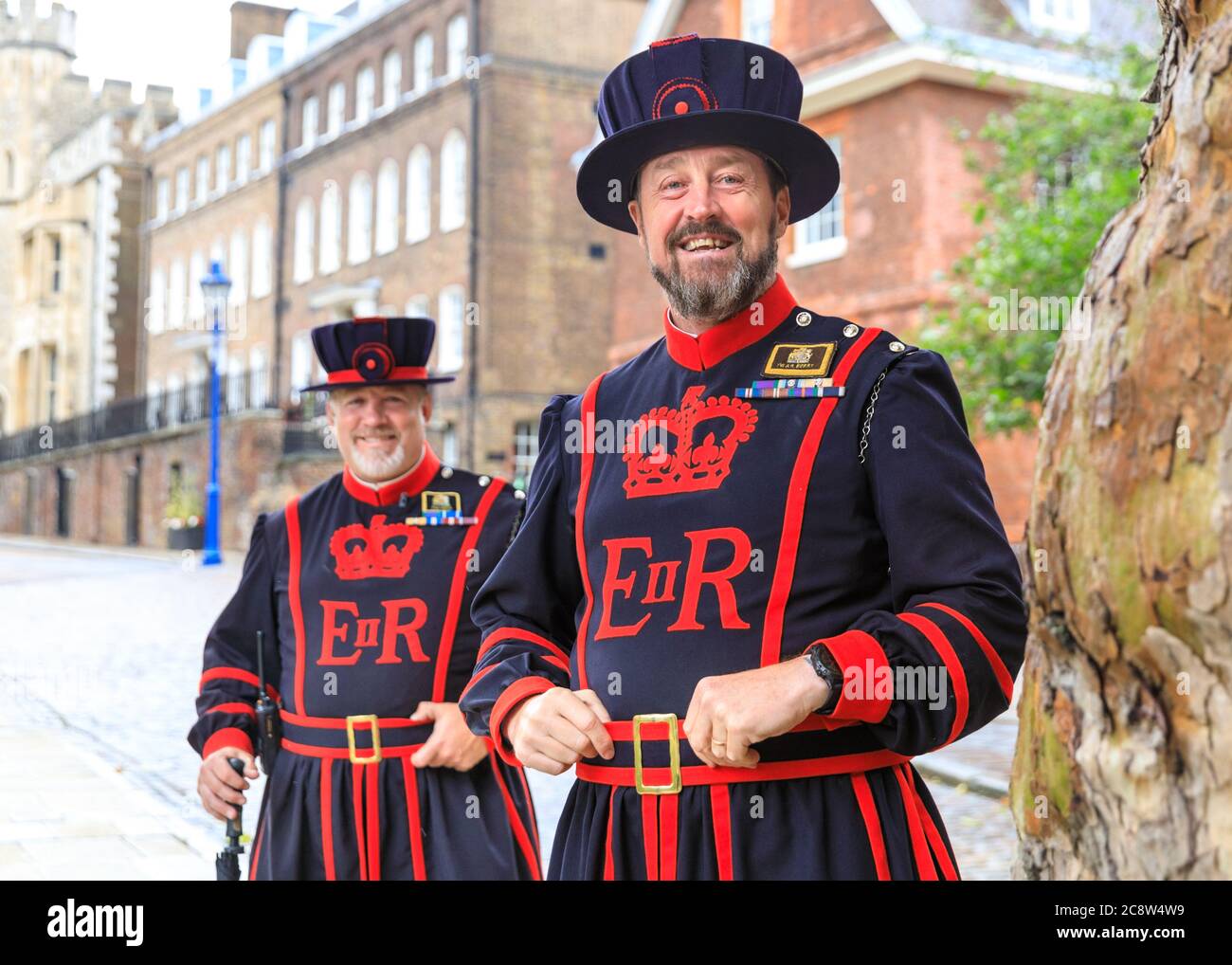 Yeoman Warders, également connu sous le nom de Beefeaters à la Tour de Londres, le Palais Royal de sa Majesté et la forteresse la Tour de Londres, Angleterre, Royaume-Uni Banque D'Images